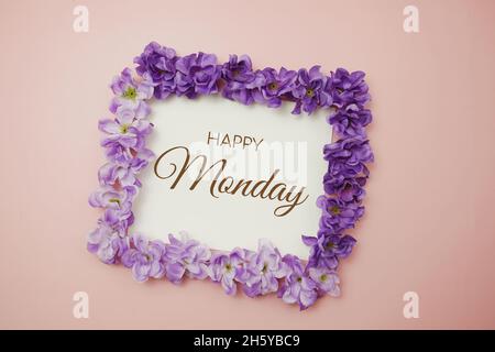 Happy Monday card typographie texte avec bouquet de fleurs sur fond rose Banque D'Images