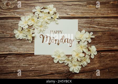 Happy Monday card typographie texte avec bouquet de fleurs sur fond rose Banque D'Images