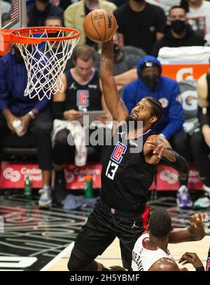 Los Angeles, Californie, États-Unis.11 novembre 2021.Los Angeles Clippers vs Miami Heat au Staples Center de Los Angeles, CA le jeudi 11 novembre 2021.PHILLIP KIM.Paul George #13 de la Clippers va pour un dunk slam pendant le 2ème trimestre contre la chaleur de Miami.(Credit image: © Phillip Kim/Prensa Internacional via ZUMA Press Wire) Credit: ZUMA Press, Inc./Alamy Live News Banque D'Images