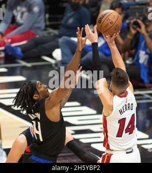 Los Angeles, Californie, États-Unis.11 novembre 2021.Los Angeles Clippers vs Miami Heat au Staples Center de Los Angeles, Californie, le jeudi 11 novembre 2021.PHILLIP KIM.Tyler Herro #14 de la chaleur de Miami tire un coup de 3 points alors qu'il est gardé par Terance Mann #14 de la Clippers.(Credit image: © Phillip Kim/Prensa Internacional via ZUMA Press Wire) Credit: ZUMA Press, Inc./Alamy Live News Banque D'Images