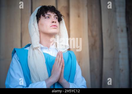 Portrait d'une vierge androgyne mary priant tout en regardant vers le haut Banque D'Images