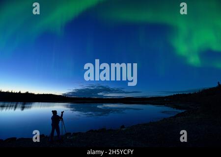 Photographier Aurora borealis (aurores boréales) au-dessus du lac prospère , parc territorial du lac prospère, Yellowknife (territoire du Nord-Ouest) Banque D'Images