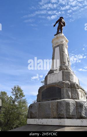 Vue de la statue de James Marshall pointant vers l'American River où il a découvert l'or en Californie. Banque D'Images