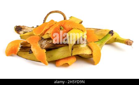 Déchets de fruits, pelure de banane et agrumes isolés sur fond blanc. Banque D'Images