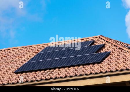 Panneaux solaires installés sur le toit en tuiles.Ciel bleu. Banque D'Images