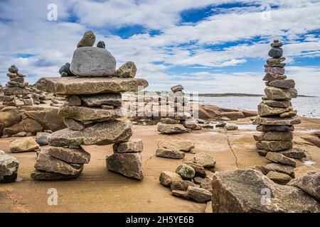 Inukshuls construits par des touristes au parc de la Baie Johan Beetz, sur la rive du fleuve Saint-Laurent, dans la région Côte-Nord du Québec (Canada) Banque D'Images