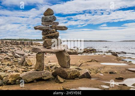 Inukshuls construits par des touristes au parc de la Baie Johan Beetz, sur la rive du fleuve Saint-Laurent, dans la région Côte-Nord du Québec (Canada) Banque D'Images