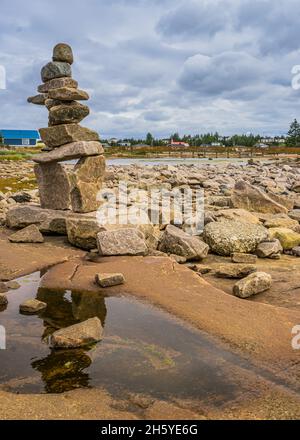 Inukshuls construits par des touristes au parc de la Baie Johan Beetz, sur la rive du fleuve Saint-Laurent, dans la région Côte-Nord du Québec (Canada) Banque D'Images