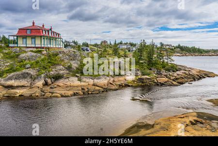 Vue sur la maison historique de la Baie Johan Beetz sur les rives du fleuve Saint-Laurent, dans la région Côte-Nord du Québec (Canada) Banque D'Images