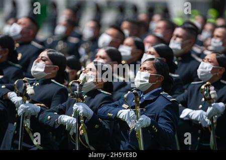 Bogota, Colombie.11 novembre 2021.Les officiers de police nouvellement promus participent à leur cérémonie de promotion au cours d'un événement ont été le président colombien Ivan Duque Marquez et le ministre colombien de la Défense Diego Molano en mémoire de l'anniversaire de 130 de la police nationale de Colombie et la promotion aux officiers à plus de 100 membres de police, à Bogota,Colombie le 11 novembre 2021.Crédit : long Visual Press/Alamy Live News Banque D'Images