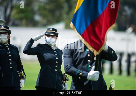 Bogota, Colombie.11 novembre 2021.Les officiers de police nouvellement promus participent à leur cérémonie de promotion au cours d'un événement ont été le président colombien Ivan Duque Marquez et le ministre colombien de la Défense Diego Molano en mémoire de l'anniversaire de 130 de la police nationale de Colombie et la promotion aux officiers à plus de 100 membres de police, à Bogota,Colombie le 11 novembre 2021.Crédit : long Visual Press/Alamy Live News Banque D'Images