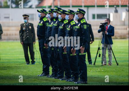 Bogota, Colombie.11 novembre 2021.Les policiers colombiens qui ont participé à l'arrestation du dirigeant « Otoniel » du clan du Golfe (Clan del Golfo)Recevez une décoration lors d'un événement ont été le président colombien Ivan Duque Marquez et le ministre colombien de la Défense Diego Molano en mémoire de l'anniversaire 130 de la police nationale de Colombie et la promotion aux officiers à plus de 100 membres de police, à Bogota, Colombie, le 11 novembre 2021.Crédit : long Visual Press/Alamy Live News Banque D'Images