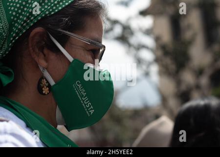 Bogota, Colombie.11 novembre 2021.Un membre du mouvement pro-avortement 'Causa Justa' participe à une manifestation de soutien à la dépénalisation des avortements devant le palais de la Cour constitutionnelle colombienne de Bogota, Colombie, le 11 novembre 2021.Crédit : long Visual Press/Alamy Live News Banque D'Images