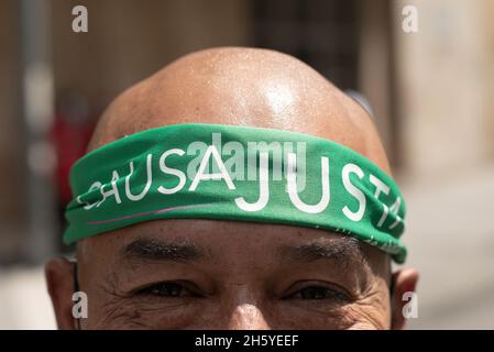 Bogota, Colombie.11 novembre 2021.Un partisan a un chef de groupe du mouvement pro-avortement 'Causa Justa' comme activistes des groupes féministes et pro-avortement participent à une manifestation en faveur de la dépénalisation des avortements à l'extérieur de la Cour constitutionnelle colombienne à Bogota, Colombie, le 11 novembre 2021.Crédit : long Visual Press/Alamy Live News Banque D'Images