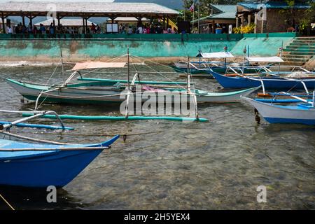 Juillet 2017.L'écotourisme à la rivière souterraine, une grotte côtière avec des kilomètres d'eau navigable et qui est reconnue comme l'une des sept merveilles naturelles du monde, fournit une alternative économique aux moyens de subsistance traditionnels de la forêt.Plage de Sabong, Puerto Princesa, Palawan, Philippines. Banque D'Images