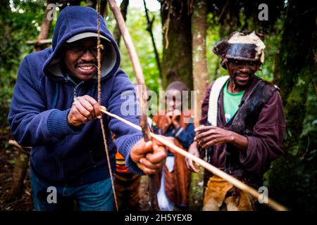 Septembre 2017.Les Pygmées Batwa ont été expulsées de leurs terres d'origine dans la forêt au début des années 1990, lorsque les parcs nationaux ont été établis, les laissant sans terre et pauvres dans une société qui les considérait comme une classe inférieure.Aujourd'hui, certains d'entre eux essaient de faire la rencontre des extrémités en organisant des promenades sur les sentiers; des visites culturelles qui incluent des exemples de l'endroit et de la façon dont ils utilisent pour vivre dans la forêt, ainsi que du chant, de la danse et de l'artisanat pour la vente.Nkuringo, Ouganda.Photographie de Jason Houston pour l'USAID Banque D'Images