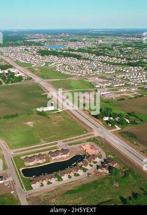 De nouvelles maisons remplacent les terres agricoles du comté de Dallas, en Iowa, alors que les banlieues de Clive et de Waukee poussent sur le côté ouest de des Moines CA.2011 ou antérieur Banque D'Images