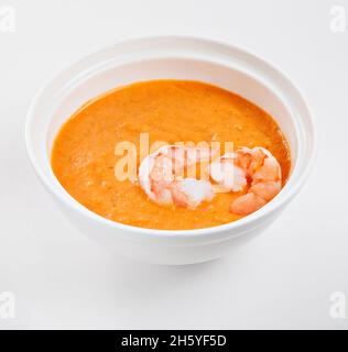 Bol de soupe à la crème avec potiron et crevettes.Menu du restaurant. Banque D'Images