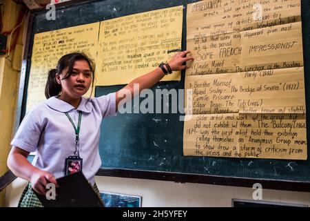 Juillet 2017.Étudiants à l'Académie Kalahan, un programme de la Fondation d'éducation Kalahan (KEF).L'école attire des étudiants de toute la région pour sa combinaison d'une éducation de qualité et de valeurs chrétiennes.L'éducation fournit également des alternatives aux livilihottes traditionnelles basées sur la récolte de la forêt.Imugan, Nueva Vizcaya, Philippines. Banque D'Images