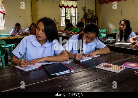 Juillet 2017.Étudiants à l'Académie Kalahan, un programme de la Fondation d'éducation Kalahan (KEF).L'école attire des étudiants de toute la région pour sa combinaison d'une éducation de qualité et de valeurs chrétiennes.L'éducation fournit également des alternatives aux livilihottes traditionnelles basées sur la récolte de la forêt.Imugan, Nueva Vizcaya, Philippines. Banque D'Images