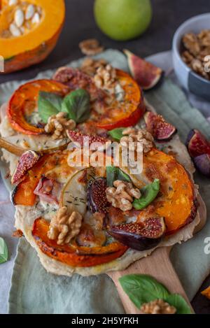 pizza d'automne maison avec citrouille et figues Banque D'Images