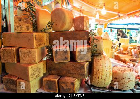 Variété de fromages au marché de Ballaro à Palerme, Italie Banque D'Images