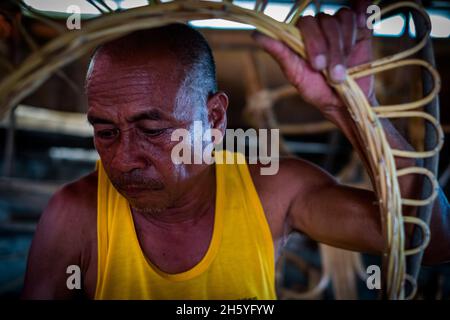 Juillet 2017.Propriétaire, Idevlino Dagot, fabrication de meubles en rotin à Dagot artisanat et mobilier en rotin.Puerto Princesa, Palawan, Philippines. Banque D'Images