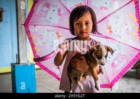Juillet 2017.Zephorah Gomas et son chiot.Imugan, Nueva Vizcaya, Philippines. Banque D'Images