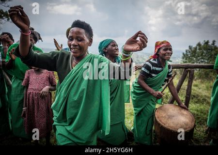 Septembre 2017.Les Pygmées Batwa ont été expulsées de leurs terres dans la forêt au début des années 1990, lorsque le parc national de Mghinga Gorilla a été établi, les laissant sans terre et pauvres dans une société qui les considérait comme une classe inférieure.Aujourd'hui, certains d'entre eux essaient de faire la rencontre des extrémités en organisant des promenades sur les sentiers; des visites culturelles qui incluent des exemples de l'endroit et de la façon dont ils utilisent pour vivre dans la forêt, ainsi que du chant, de la danse et de l'artisanat pour la vente.Parc national de Mgahinga Gorilla, Ouganda.. Banque D'Images