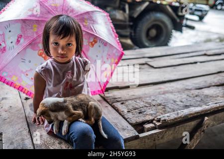 Juillet 2017.Zephorah Gomas et son chiot.Imugan, Nueva Vizcaya, Philippines. Banque D'Images