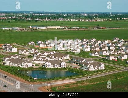 De nouvelles maisons remplacent les terres agricoles du comté de Dallas, en Iowa, alors que les banlieues de Clive et de Waukee poussent sur le côté ouest de des Moines CA.2011 ou antérieur Banque D'Images