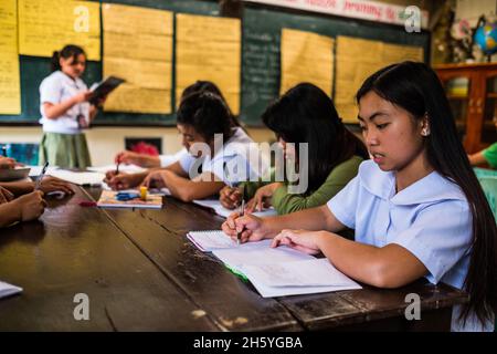 Juillet 2017.Étudiants à l'Académie Kalahan, un programme de la Fondation d'éducation Kalahan (KEF).L'école attire des étudiants de toute la région pour sa combinaison d'une éducation de qualité et de valeurs chrétiennes.L'éducation fournit également des alternatives aux livilihottes traditionnelles basées sur la récolte de la forêt.Imugan, Nueva Vizcaya, Philippines. Banque D'Images