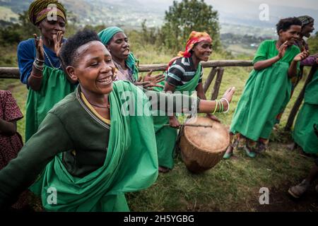 Septembre 2017.Les Pygmées Batwa ont été expulsées de leurs terres dans la forêt au début des années 1990, lorsque le parc national de Mghinga Gorilla a été établi, les laissant sans terre et pauvres dans une société qui les considérait comme une classe inférieure.Aujourd'hui, certains d'entre eux essaient de faire la rencontre des extrémités en organisant des promenades sur les sentiers; des visites culturelles qui incluent des exemples de l'endroit et de la façon dont ils utilisent pour vivre dans la forêt, ainsi que du chant, de la danse et de l'artisanat pour la vente.Parc national de Mgahinga Gorilla, Ouganda.. Banque D'Images