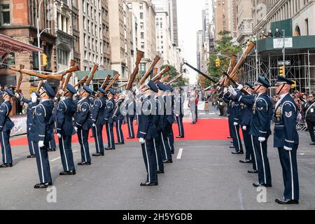 LES gardes d'honneur DE LA FORCE aérienne AMÉRICAINE se rendent lors de la parade de la fête des anciens combattants le long de la Cinquième Avenue à New York le 11 novembre 2021.En 2020, la parade a été annulée en raison de la pandémie de COVID-19.La plus grande célébration nationale des anciens combattants de la plus grande ville d'Amérique a marché une fois de plus vers le haut de la Cinquième Avenue jeudi pour marquer le jour des anciens combattants.Défilé de la fête des anciens combattants cette année a marqué le 20e anniversaire des attentats terroristes de 9/11 et de la guerre contre le terrorisme.Des volontaires de Ground Zero et du musée de 911 ont porté un énorme drapeau américain le long de la route du défilé.(Photo de Lev Radin/Sipa USA) Banque D'Images