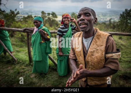 Septembre 2017.Les Pygmées Batwa ont été expulsées de leurs terres dans la forêt au début des années 1990, lorsque le parc national de Mghinga Gorilla a été établi, les laissant sans terre et pauvres dans une société qui les considérait comme une classe inférieure.Aujourd'hui, certains d'entre eux essaient de faire la rencontre des extrémités en organisant des promenades sur les sentiers; des visites culturelles qui incluent des exemples de l'endroit et de la façon dont ils utilisent pour vivre dans la forêt, ainsi que du chant, de la danse et de l'artisanat pour la vente.Parc national de Mgahinga Gorilla, Ouganda.. Banque D'Images