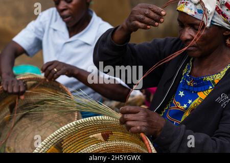 Septembre 2017.Les femmes avec un groupe d'artisans locaux apprennent à tisser des paniers traditionnels comme l'artisanat pour la vente aux touristes.L'organisation favorise une collaboration étroite entre les membres, et ils s'aident souvent les uns les autres avec de petits prêts et des compétences techniques.Malheureusement, ils ont été expulsés de leur atelier précédent et de leur salle d'exposition et sont maintenant à la recherche d'un autre emplacement.Nkuringo, Ouganda. Banque D'Images