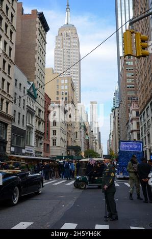 New York, États-Unis.11 novembre 2021.New York, États-Unis.11 novembre 2021.Un vétéran est vu debout pendant le défilé annuel de la journée des anciens combattants à New York.(Photo de Ryan Rahman/Pacific Press) crédit: Pacific Press Media production Corp./Alay Live News crédit: Pacific Press Media production Corp./Alay Live News Banque D'Images