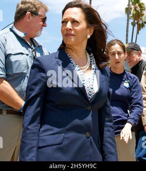 Le procureur général Kamala Harris visite les efforts de nettoyage de la plage d'État de Refugio et des environs touchés par le déversement d'hydrocarbures du 19 mai.4 juin 2015 Banque D'Images