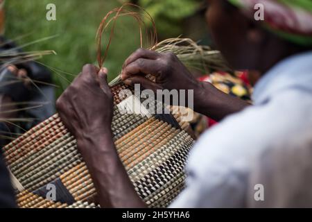 Septembre 2017.Les femmes avec un groupe d'artisans locaux apprennent à tisser des paniers traditionnels comme l'artisanat pour la vente aux touristes.L'organisation favorise une collaboration étroite entre les membres, et ils s'aident souvent les uns les autres avec de petits prêts et des compétences techniques.Malheureusement, ils ont été expulsés de leur atelier précédent et de leur salle d'exposition et sont maintenant à la recherche d'un autre emplacement.Nkuringo, Ouganda. Banque D'Images