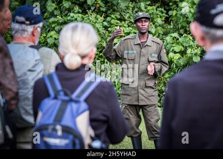 Septembre 2017.David Agenya, Ranger principal au parc national impénétrable de Bwindi Buhoma Head Quarters, informe les touristes avant la visite quotidienne de suivi des gorilles.Buhoma, Ouganda. Banque D'Images
