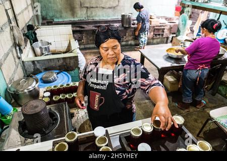 Juillet 2017.Elizabeth Palcay, chef cuisinier, effectue les contrôles de qualité finaux et termine l'emballage de la gelée d'hibiscus.La Kalihan Educational Foundation (KEF) gère une petite confiture, gelée, et d'autres aliments préparés faisant opération dans le cadre de leurs programmes de développement d'entreprise.Imugan, Nueva Vizcaya, Philippines. Banque D'Images