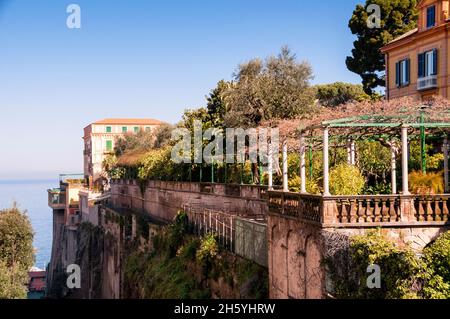 Baie de Naples à Sorrente, Italie et parc méditerranéen privé au Grand Hôtel Excelsior Vittoria. Banque D'Images