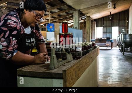 Juillet 2017.Elizabeth Palcay, chef cuisinier, effectue les contrôles de qualité finaux et termine l'emballage de la gelée d'hibiscus.La Kalihan Educational Foundation (KEF) gère une petite confiture, gelée, et d'autres aliments préparés faisant opération dans le cadre de leurs programmes de développement d'entreprise.Imugan, Nueva Vizcaya, Philippines. Banque D'Images