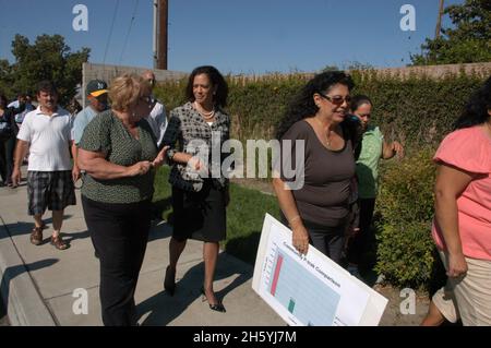 Le procureur général Kamala Harris visite Mira Loma et annonce l'intention de son bureau de se joindre à une action en justice visant à protéger la santé publique Banque D'Images