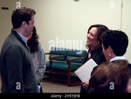 Les propriétaires ont assisté à une table ronde pour discuter de la crise de la fraude hypothécaire et partager leurs histoires avec le procureur général Harris. CA.19 janvier 2012 Banque D'Images