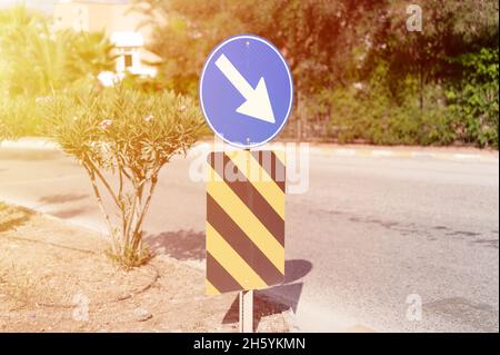 panneaux de sécurité routière sur la route de la ville. panneau de direction de mouvement extérieur. symbole d'avertissement de danger sur la route urbaine pour le transport automobile et voiture. contro Banque D'Images