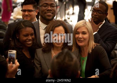 Le procureur général Kamala Harris prononce des observations sur le 50e anniversaire de la signature de la Loi sur les droits civils à Los Angeles le 30 juin 2014 Banque D'Images