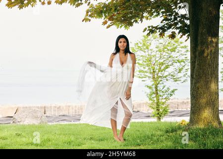 Se promener au milieu de la beauté de la nature : une femme latina apprécie sa promenade au bord du lac Banque D'Images