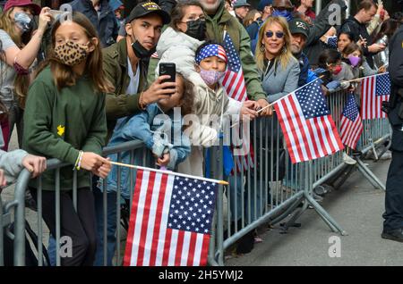 New York, États-Unis.11 novembre 2021.Spectateurs vus avec des drapeaux américains sur le côté de la rue lors du défilé annuel de la fête des anciens combattants le long de la 5e Avenue à New York le 11 novembre 2021.(Credit image: © Ryan Rahman/Pacific Press via ZUMA Press Wire) Credit: ZUMA Press, Inc./Alamy Live News Banque D'Images