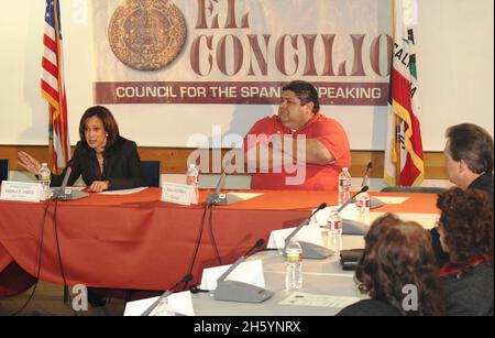 Les propriétaires ont assisté à une table ronde pour discuter de la crise de la fraude hypothécaire et partager leurs histoires avec le procureur général Kamala Harris ca.19 janvier 2012 Banque D'Images